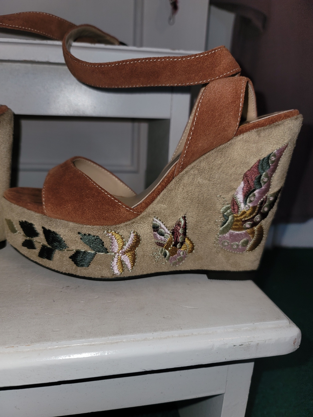 NEW Colin Stuart Brown Suede Embroidered Wedge Sandal - Women